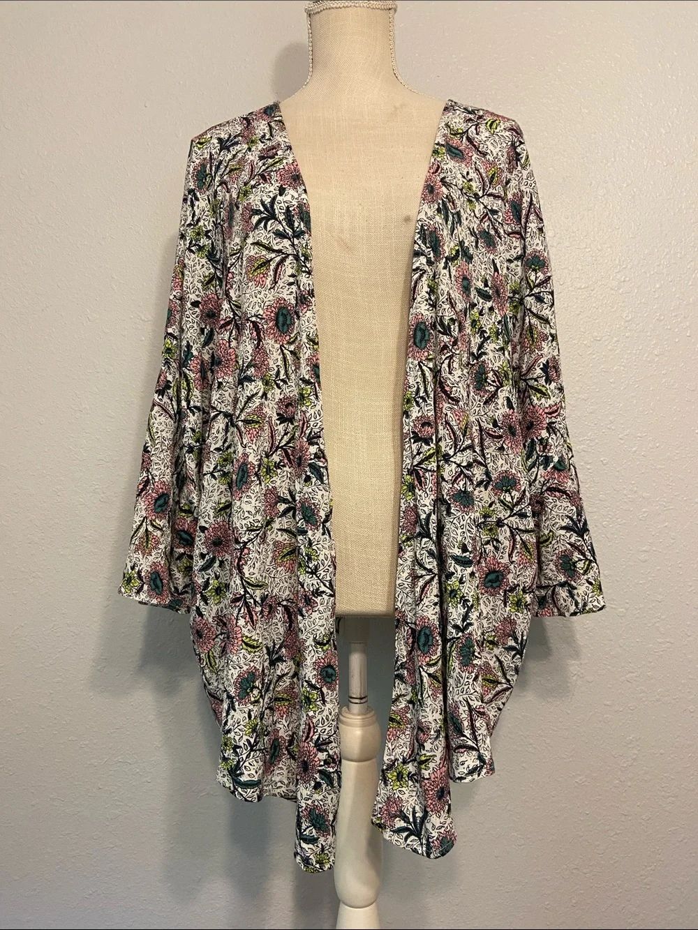 Torrid White Floral Print Chic Romantic Open Front Draped Kimono Size 3